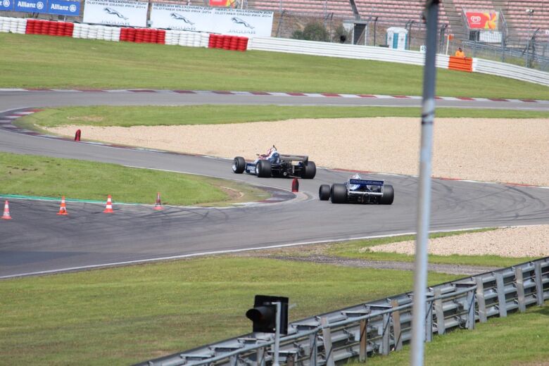 【2025年版】F1放送を無料で見る3つの方法